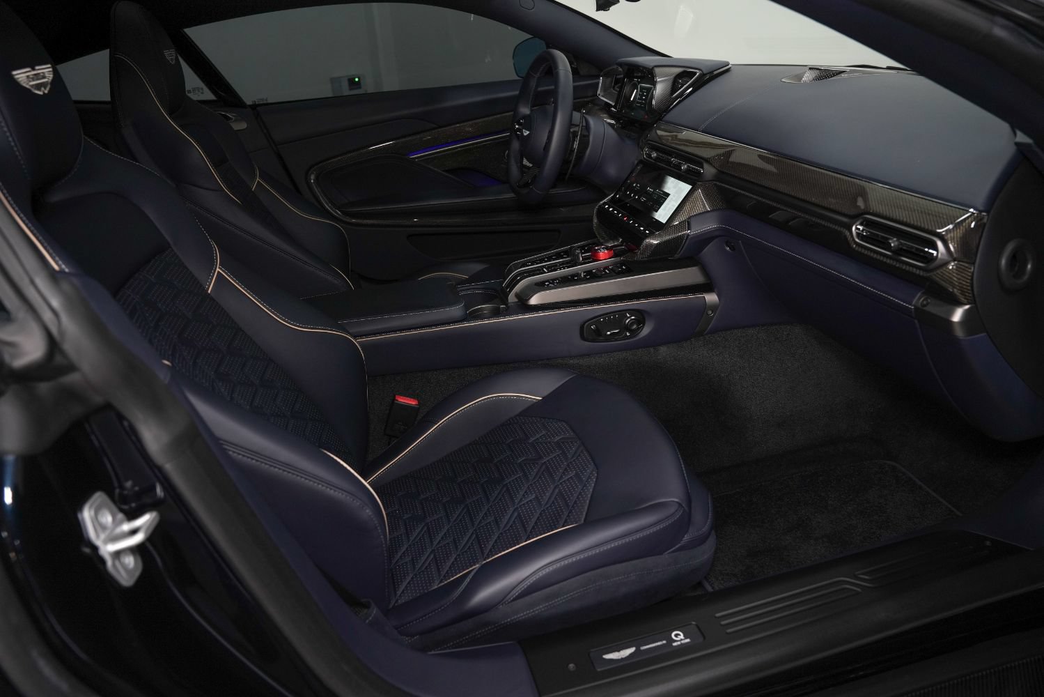 Used 2025 Aston Martin Vanquish RWD image 2