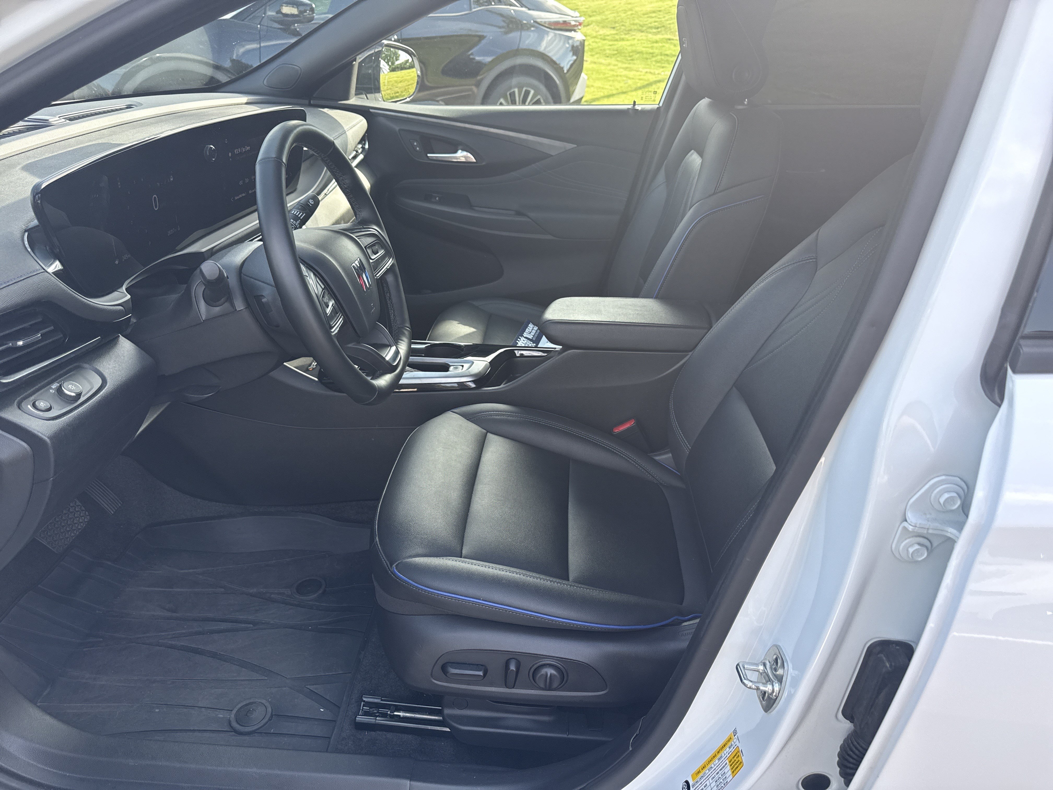 Used 2025 Buick Envista Sport Touring w/ Convenience I Package FWD image 16