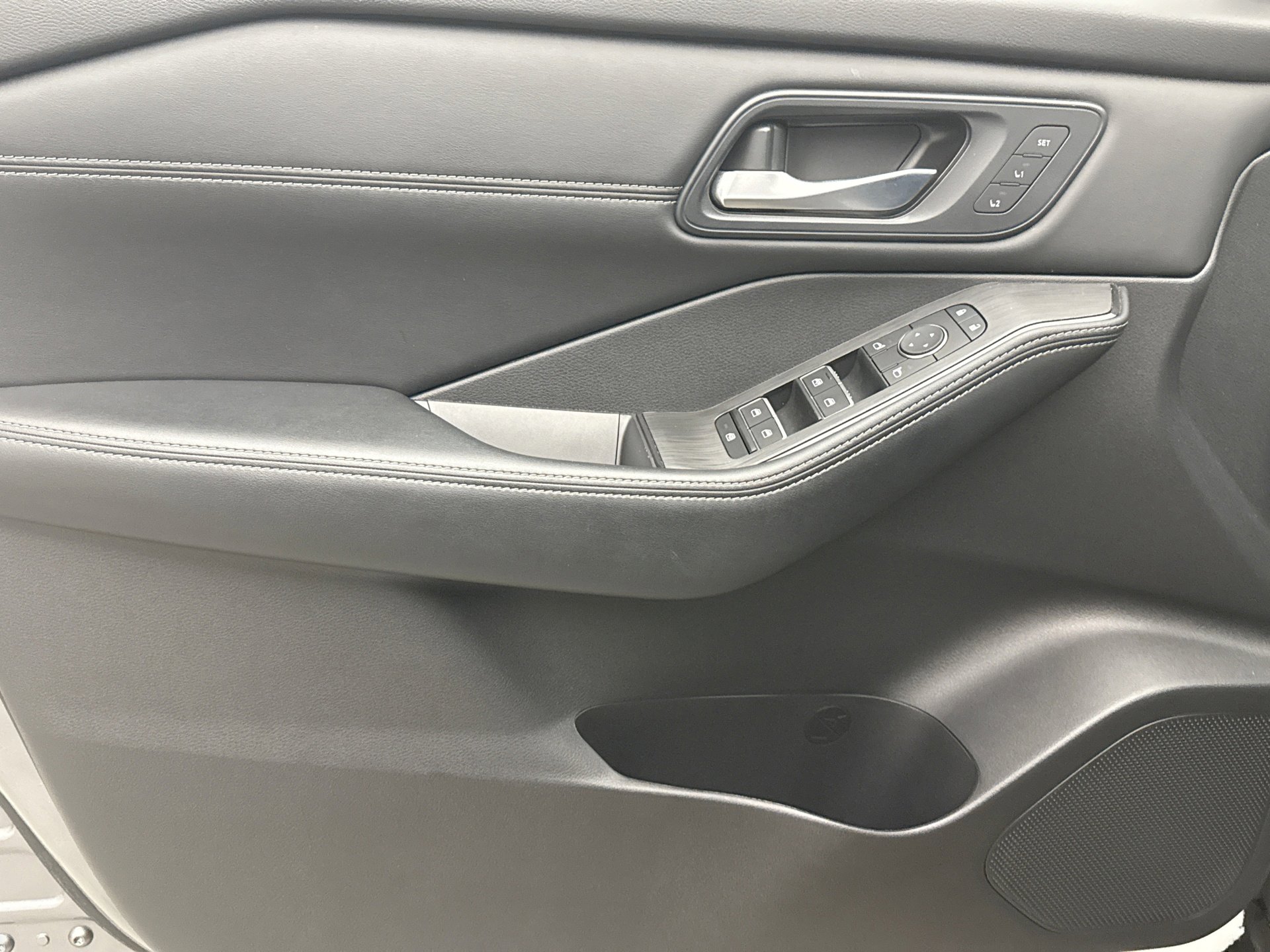 Used 2024 Nissan Rogue SL w/ SL Premium Package image 9