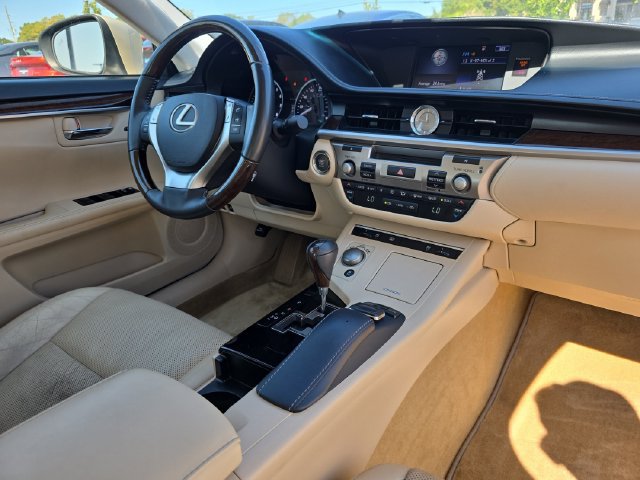 Used 2015 Lexus ES 350 w/ Luxury Package FWD image 16