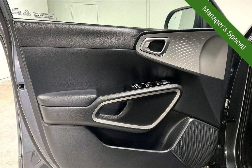 Used 2025 Kia Soul LX w/ LX Technology Package FWD image 21