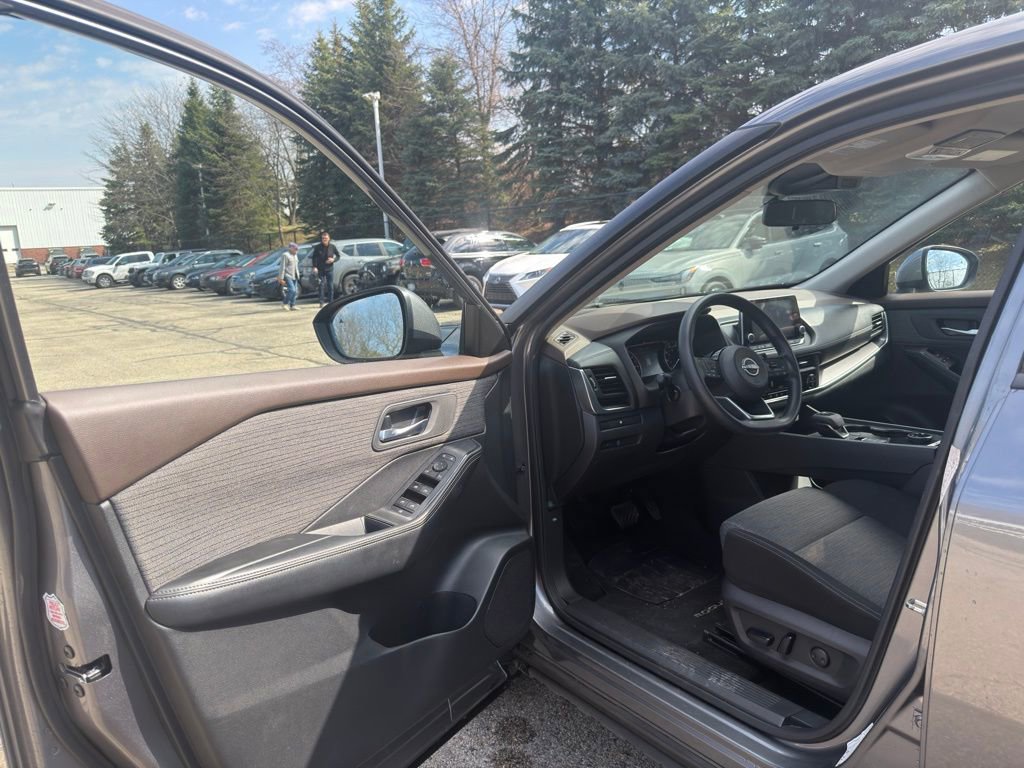 Used 2023 Nissan Rogue SV image 10