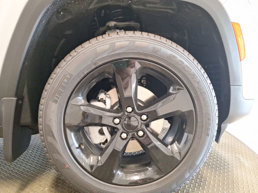 New 2025 Jeep Grand Cherokee Limited w/ Black Appearance Package image 29