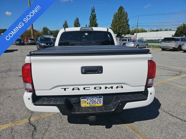 Used 2017 Toyota Tacoma TRD Off-Road w/ Premium & Technology Package AWD/4WD image 4