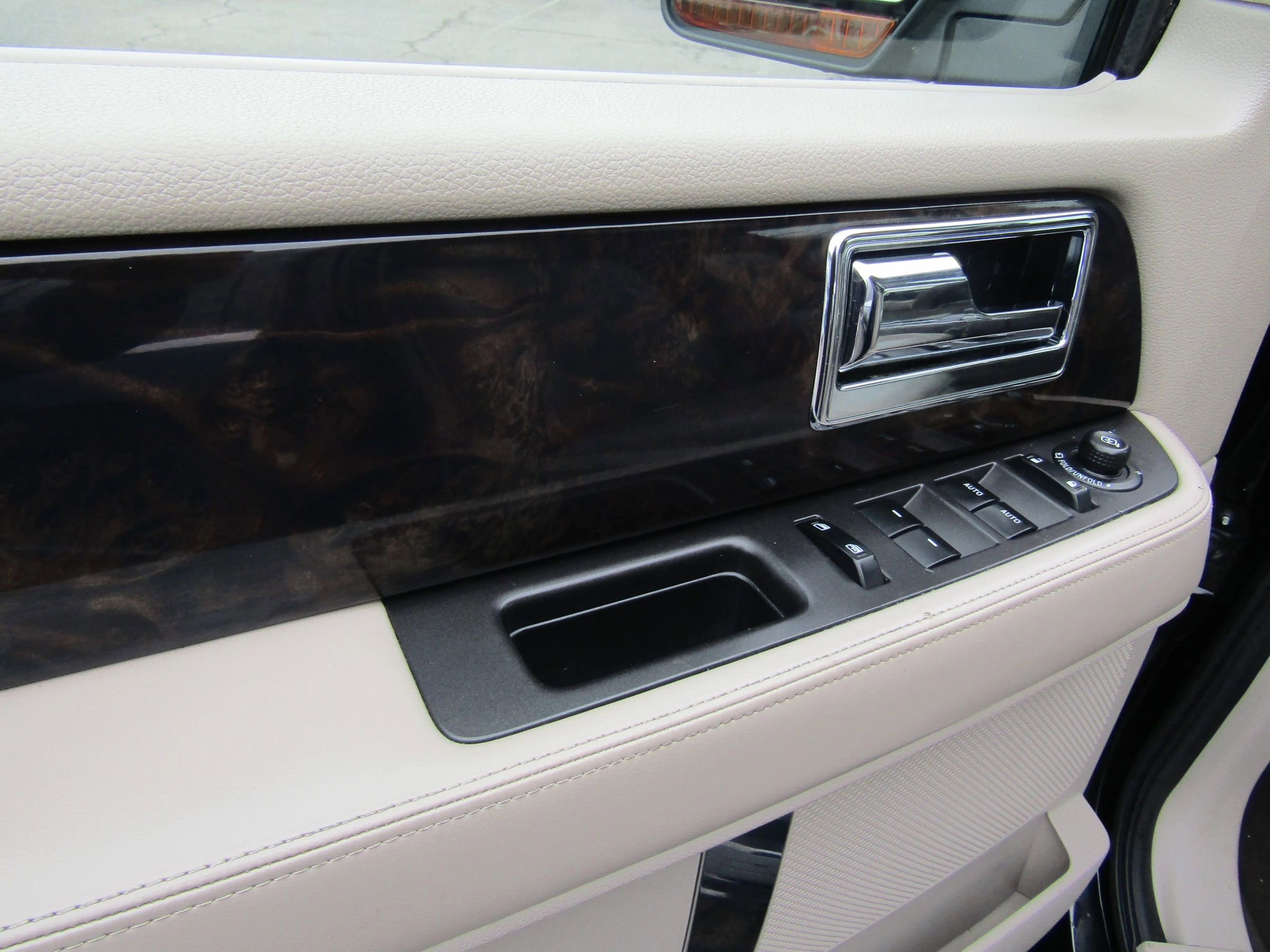 Used 2016 Lincoln Navigator L Select AWD/4WD image 27
