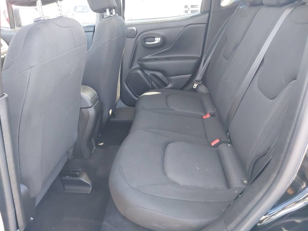 Used 2023 Jeep Renegade Latitude w/ Sun & Fun Group AWD/4WD image 8