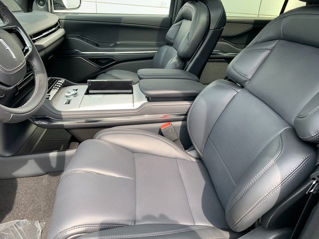 New 2027 Lincoln Navigator Reserve w/ Jet Appearance Package AWD/4WD image 16