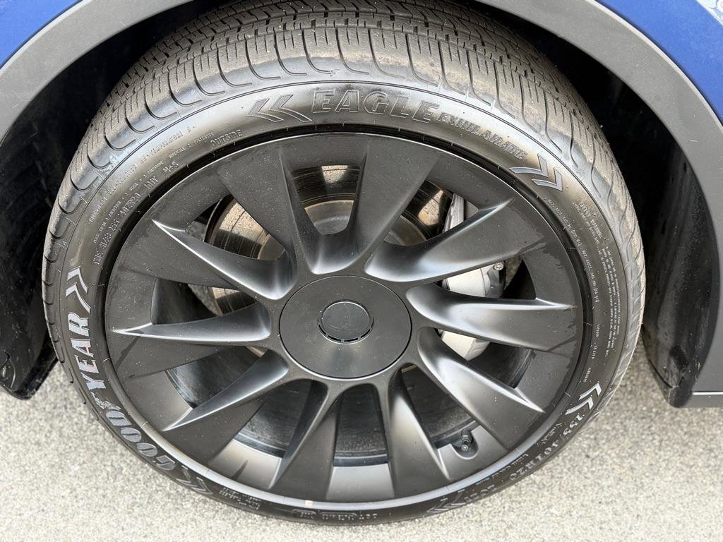 Used 2022 Tesla Model Y Long Range image 13