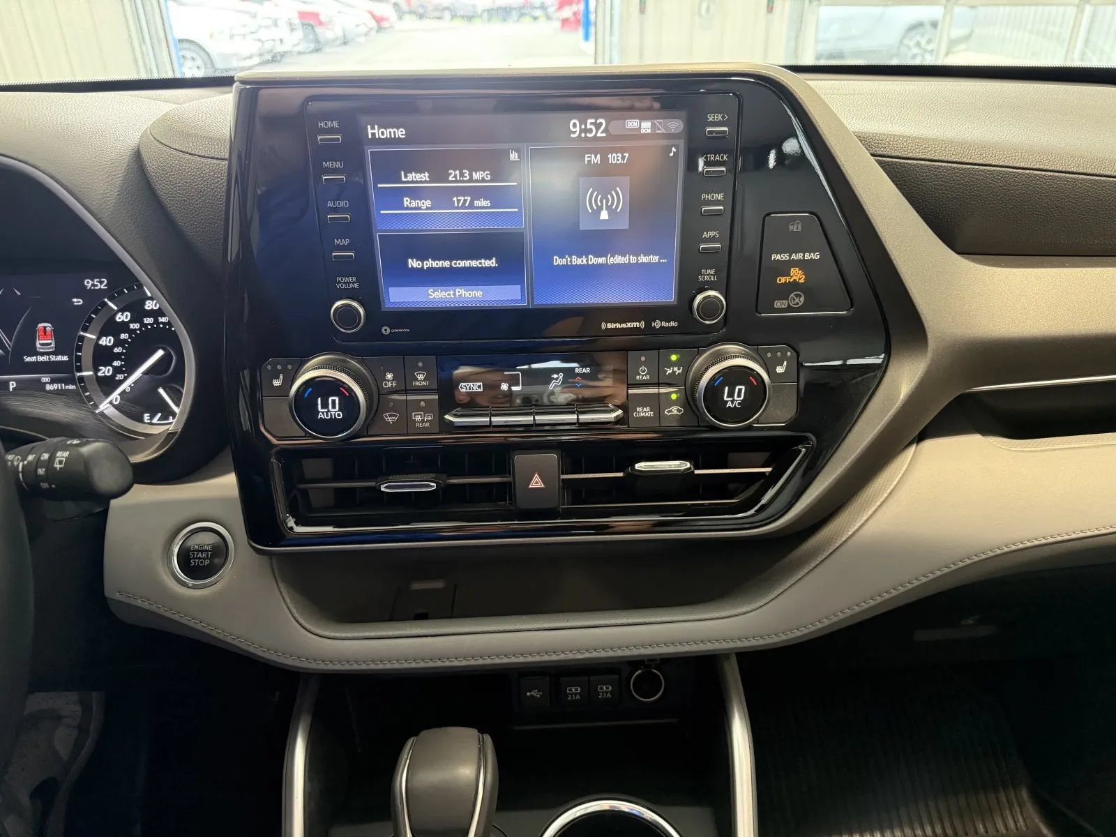 Used 2021 Toyota Highlander XLE AWD/4WD image 36