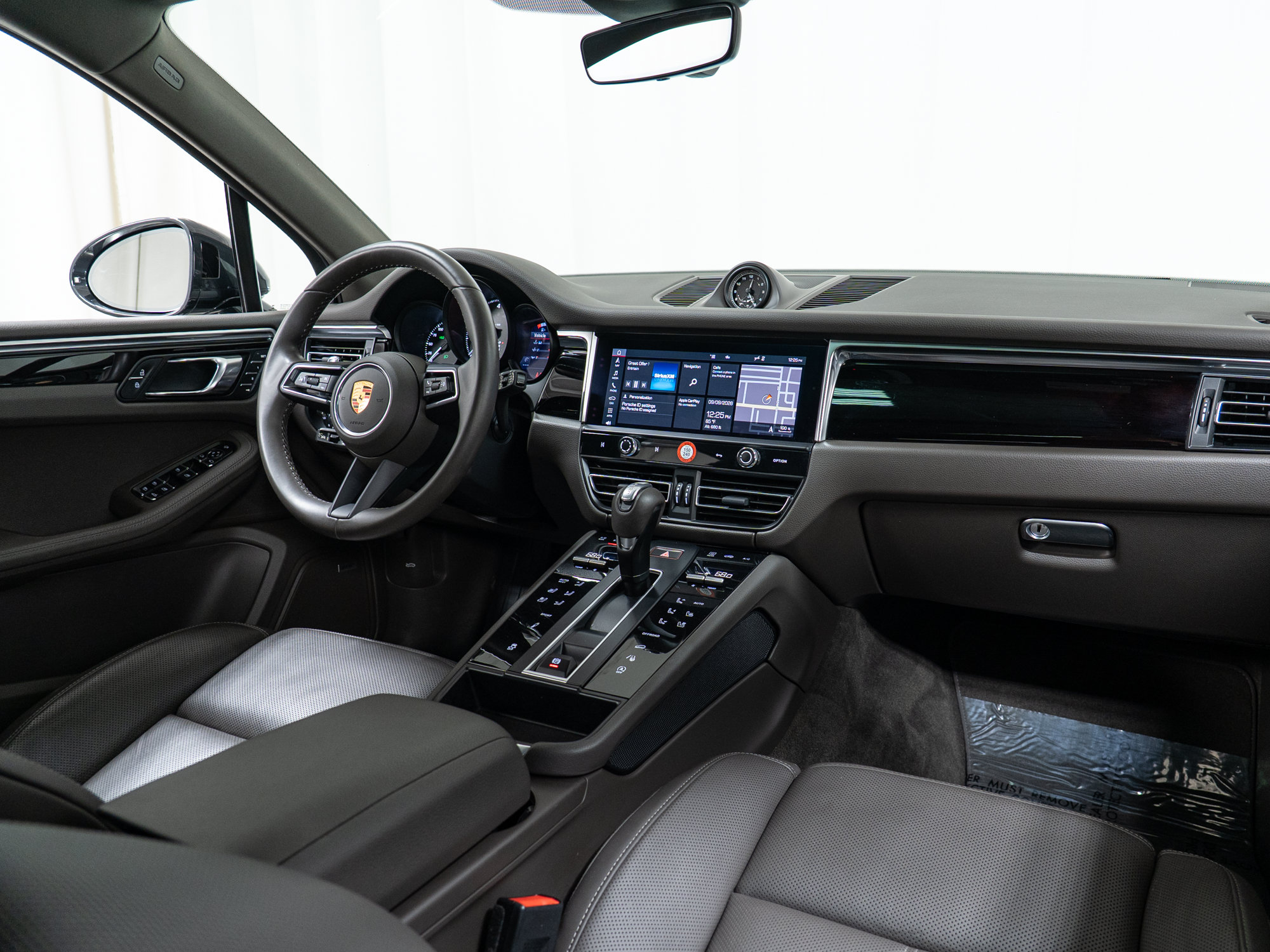 Certified 2022 Porsche Macan S AWD/4WD image 17