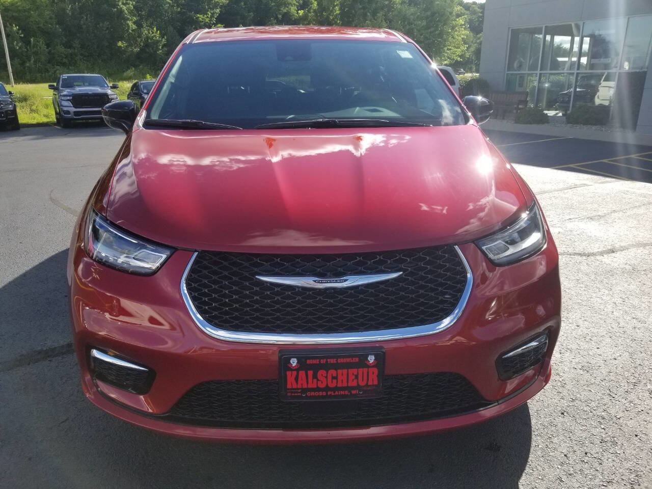 New 2025 Chrysler Pacifica Select image 2