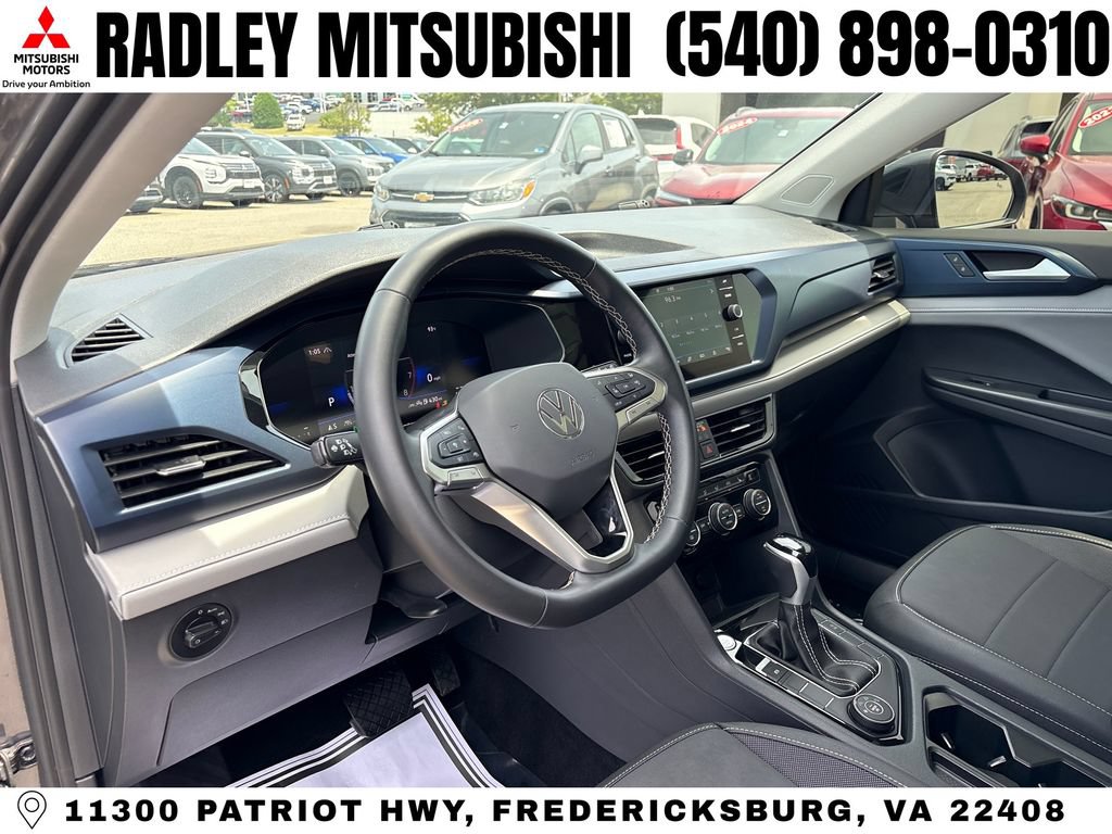 Used 2024 Volkswagen Taos SE w/ Panoramic Sunroof Package AWD/4WD image 4