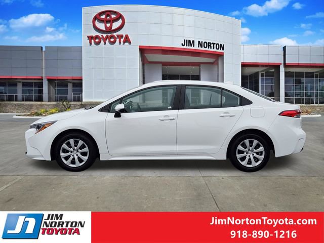 Used 2025 Toyota Corolla LE FWD image 4