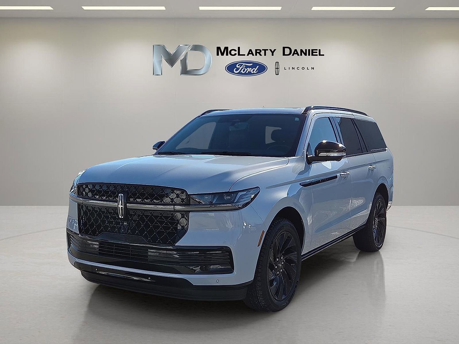 New 2026 Lincoln Navigator Reserve w/ Jet Appearance Package image 2