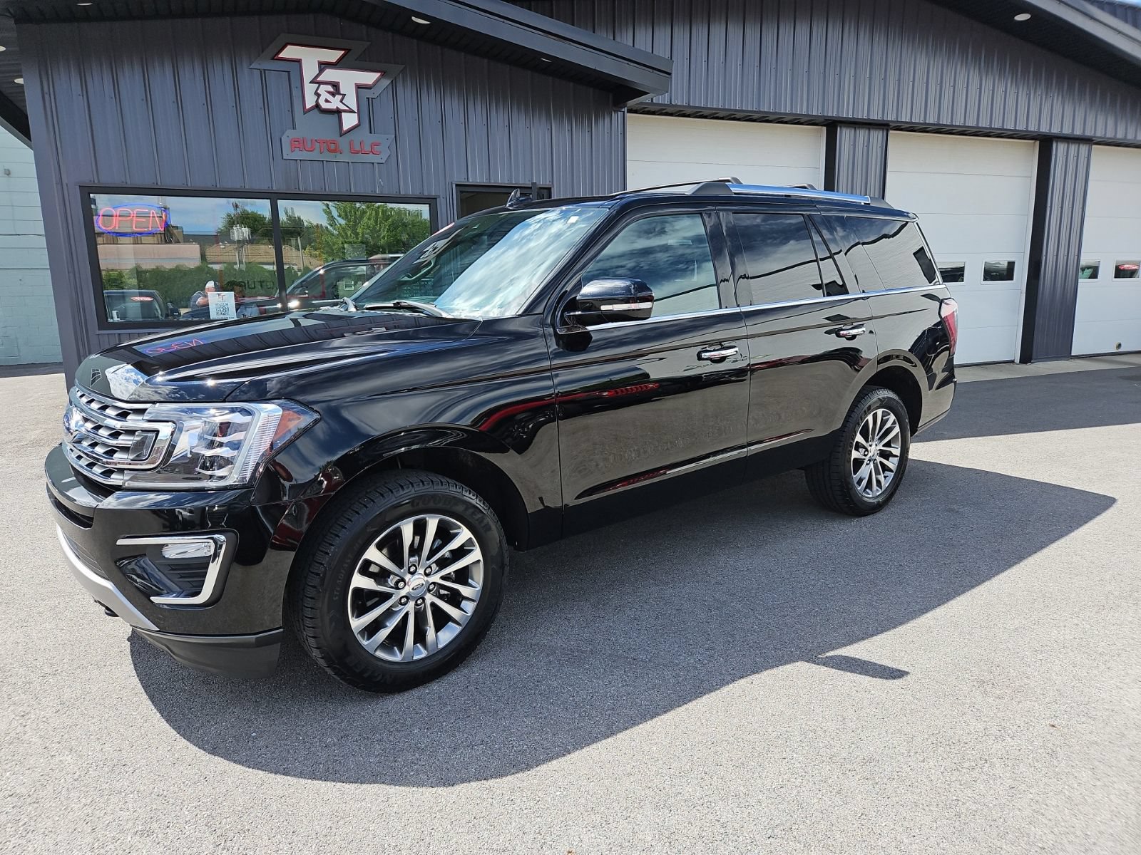 Used 2018 Ford Expedition Limited w/ Equipment Group 301A AWD/4WD image 2