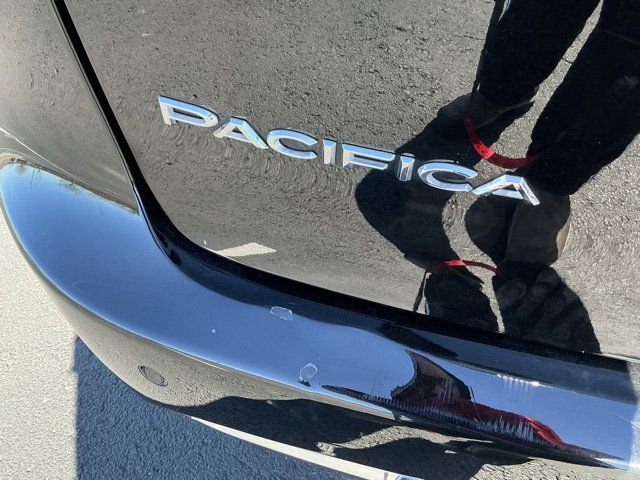 Used 2025 Chrysler Pacifica Select image 6