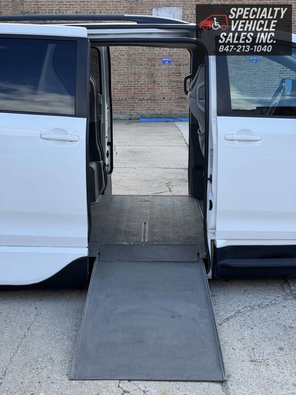 Used 2017 Toyota Sienna LE image 12