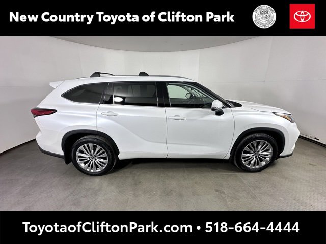 Used 2023 Toyota Highlander Platinum image 2