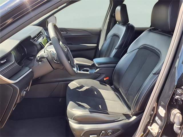 Used 2024 Jeep Grand Cherokee Altitude image 21