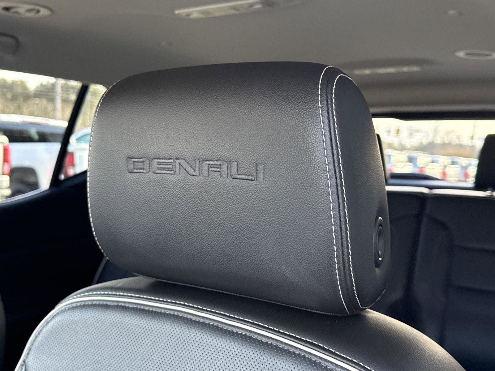 Used 2023 GMC Acadia Denali w/ Denali Technology Package image 17