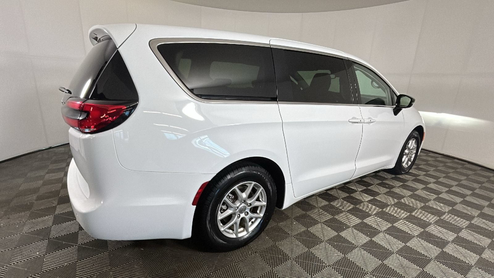 Used 2024 Chrysler Pacifica Touring-L FWD image 3