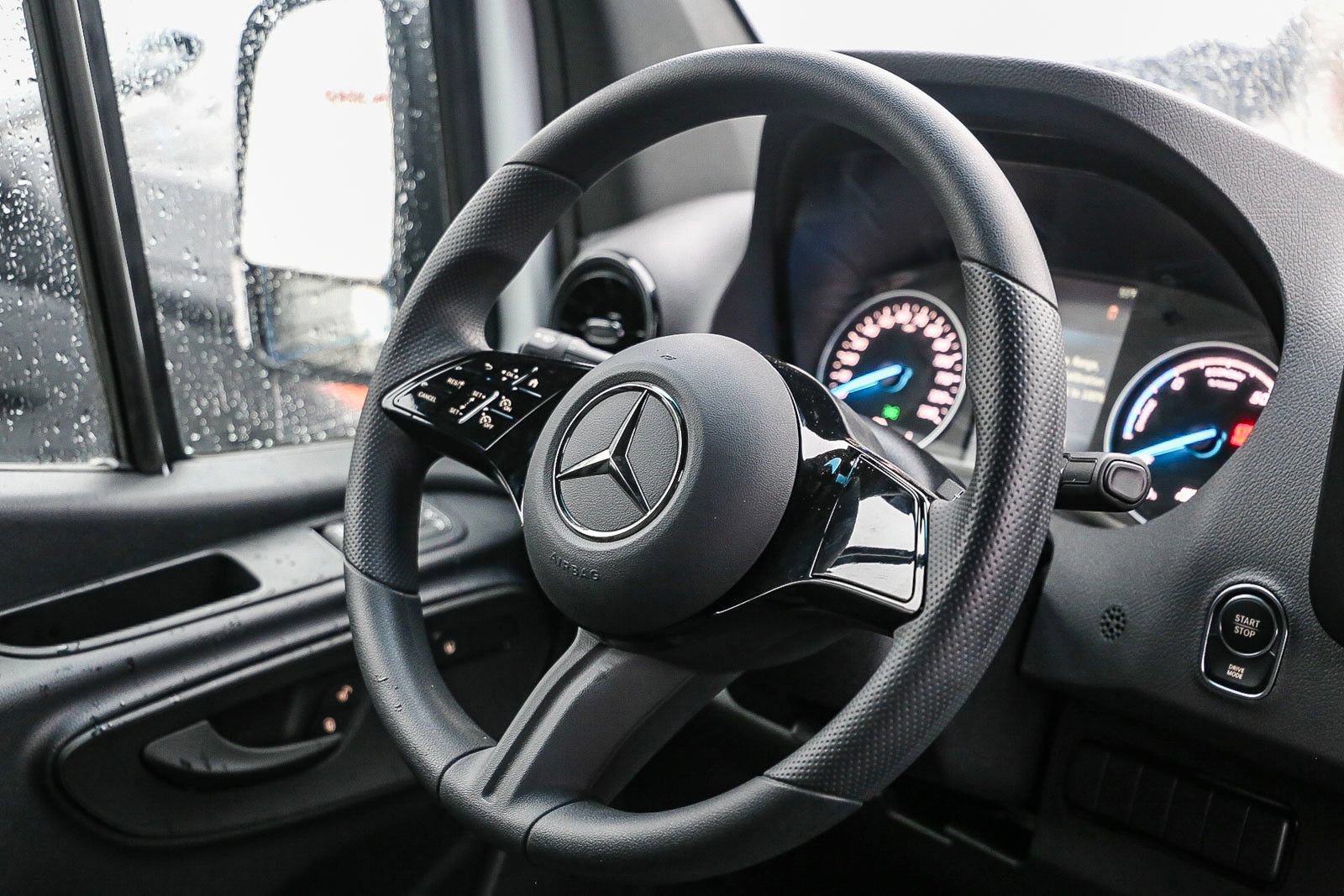 New 2024 Mercedes-Benz eSprinter 170 Cargo image 14