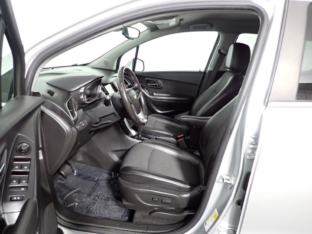 Used 2019 Chevrolet Trax LT w/ LT Convenience Package FWD image 16