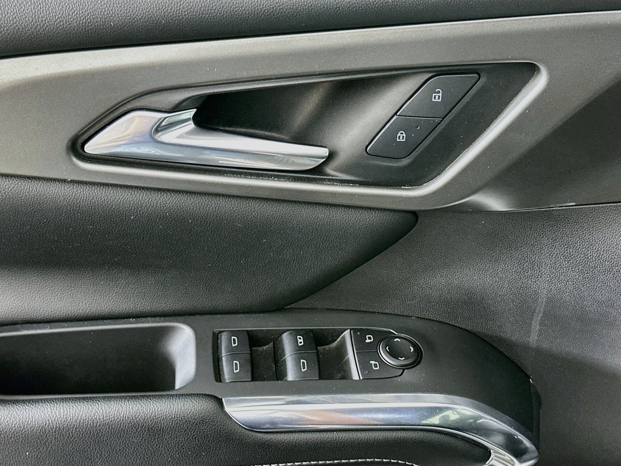 Used 2025 Chevrolet Traverse LT FWD image 15