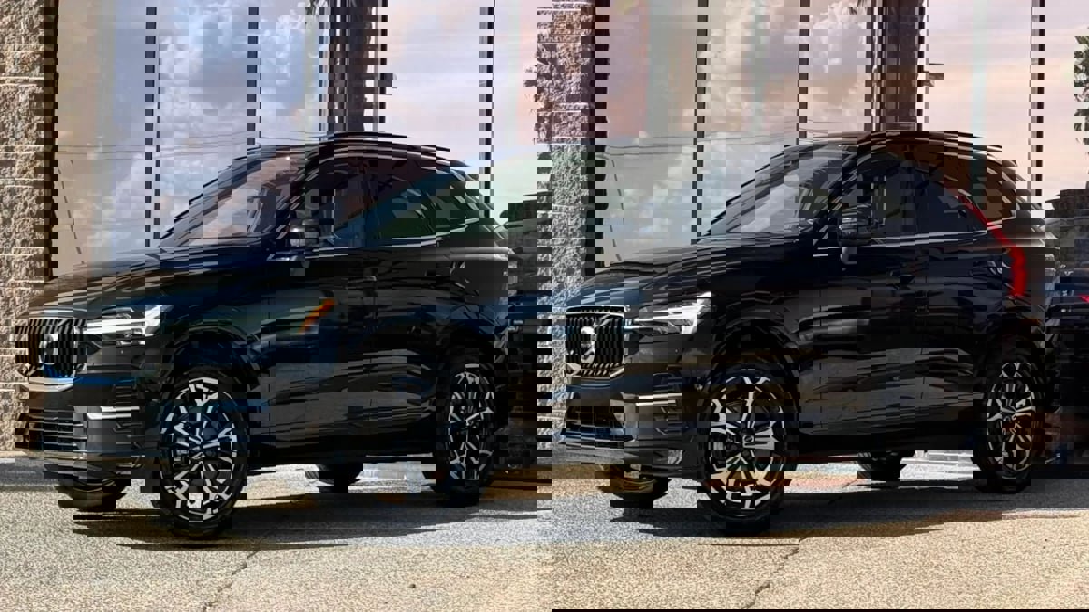 Used 2022 Volvo XC60 B5 Momentum image 3