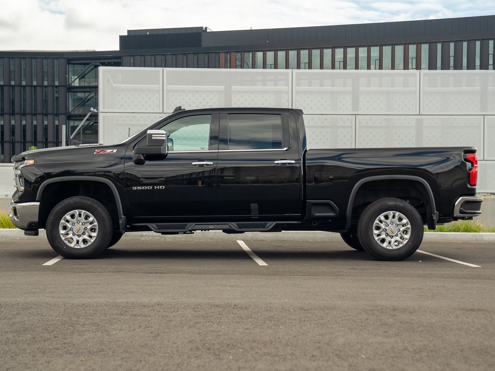Used 2024 Chevrolet Silverado 3500 LTZ w/ LTZ Convenience Package AWD/4WD image 3