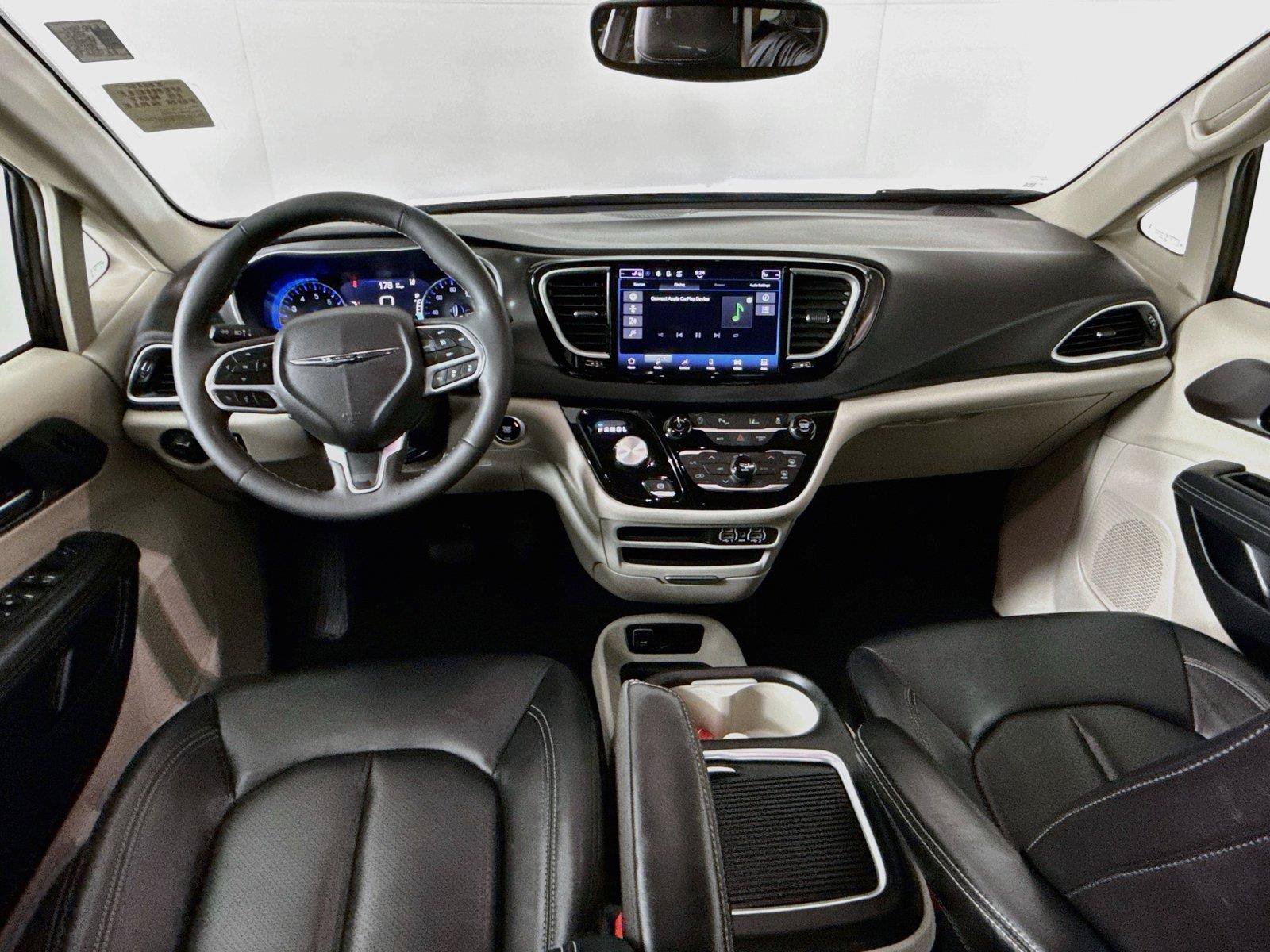 Used 2024 Chrysler Pacifica Touring-L FWD image 31