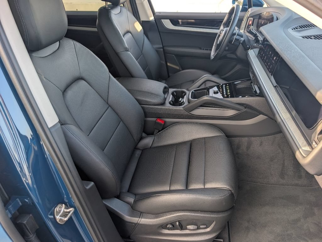 Certified 2025 Porsche Cayenne AWD/4WD image 17