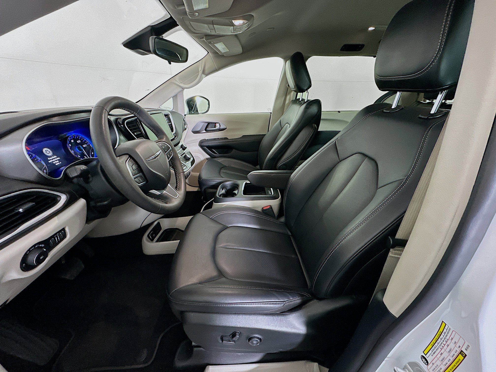 Used 2024 Chrysler Pacifica Touring-L image 13