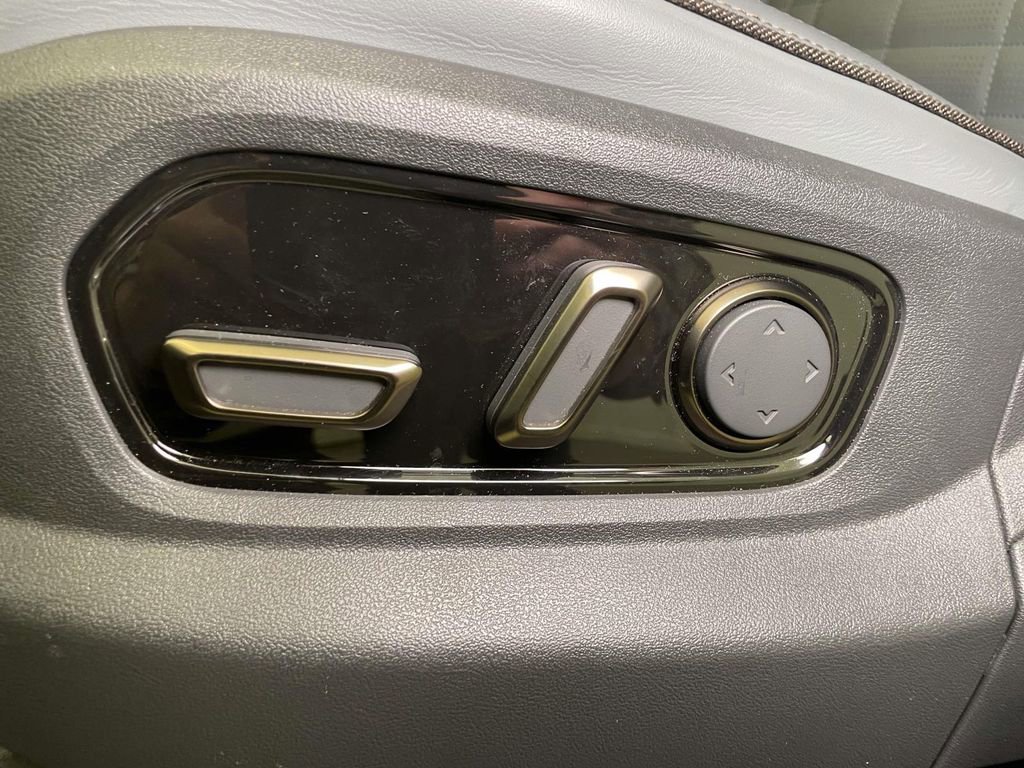 Used 2025 Rivian R1S Premium AWD/4WD image 17