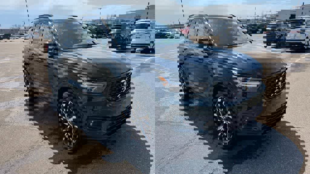 Used 2021 Volvo XC40 T5 R-Design w/ Climate Package image 3