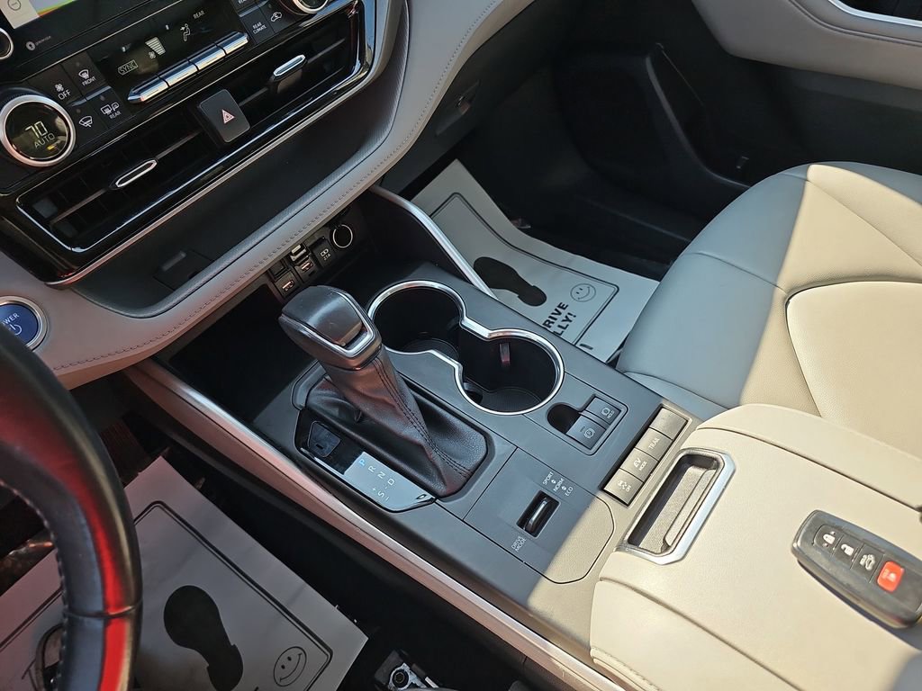 Used 2020 Toyota Highlander XLE image 30