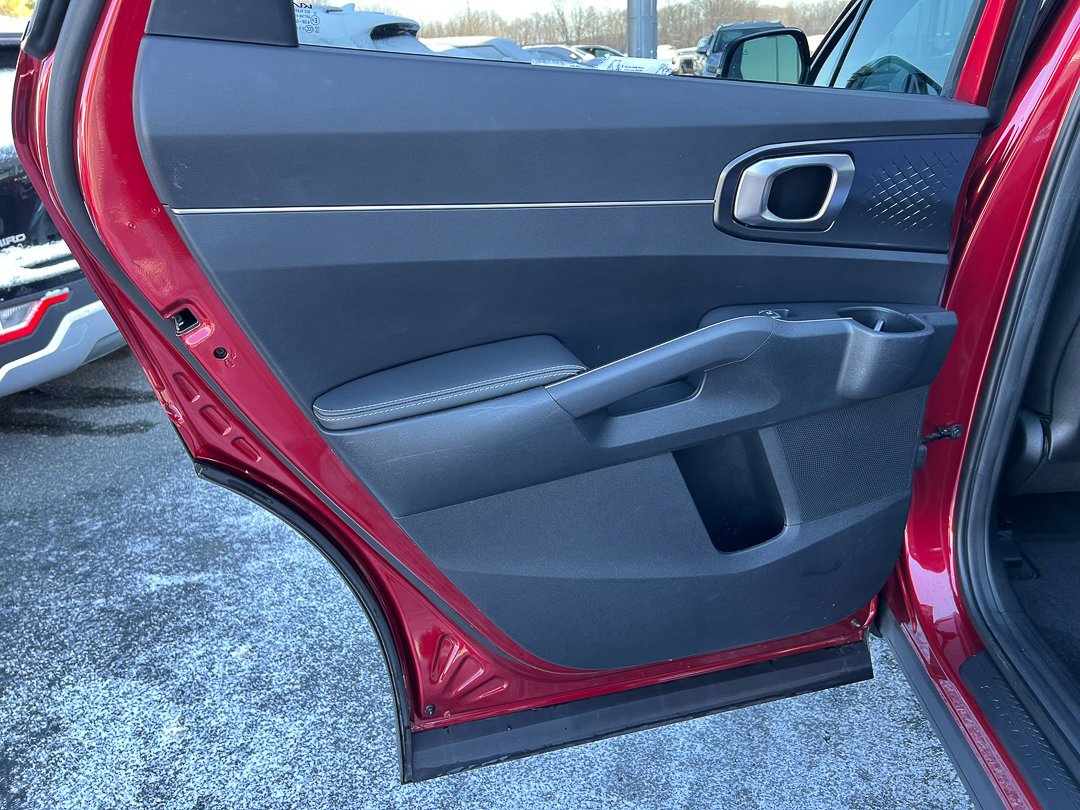 Used 2023 Kia Sorento LX image 45