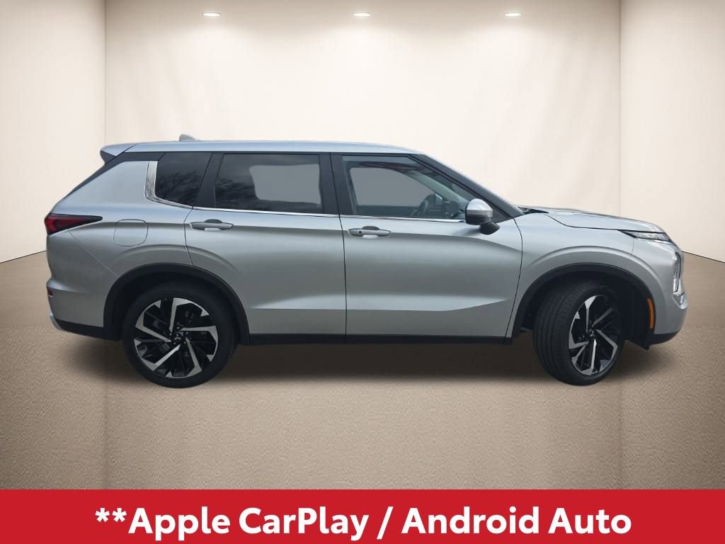 Used 2024 Mitsubishi Outlander SE image 3