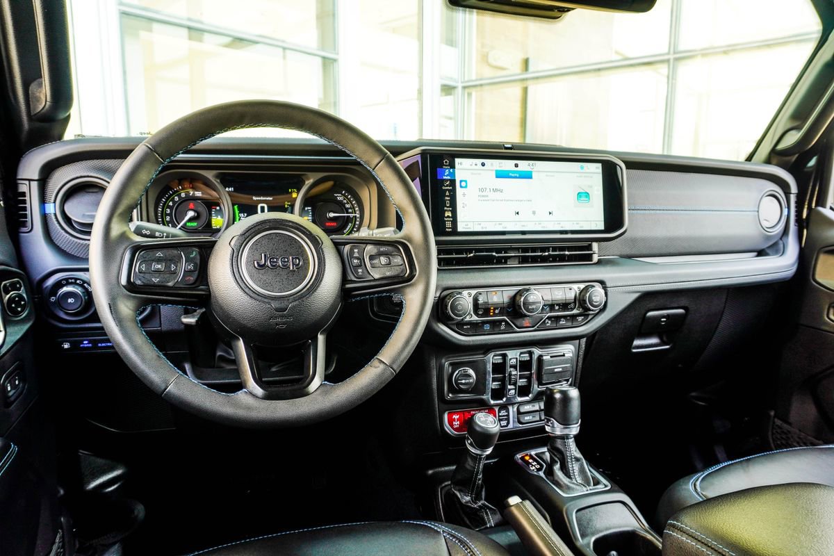 Used 2024 Jeep Wrangler Unlimited Rubicon 4xe AWD/4WD image 15