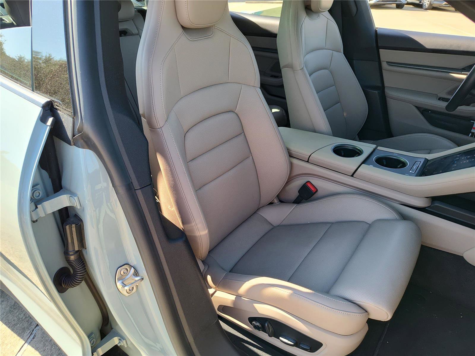 Used 2025 Porsche Taycan image 21