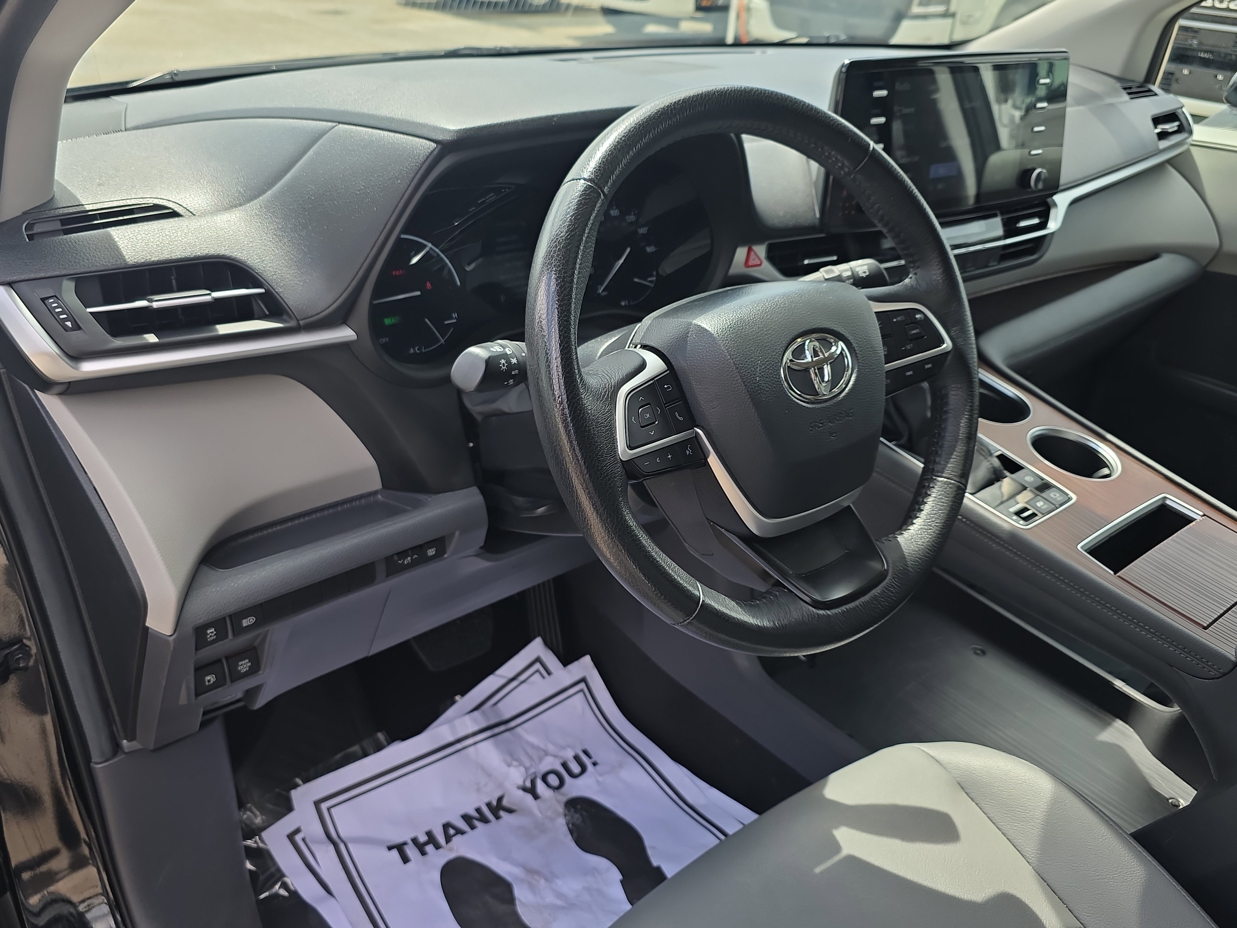 Used 2024 Toyota Sienna XLE FWD image 21