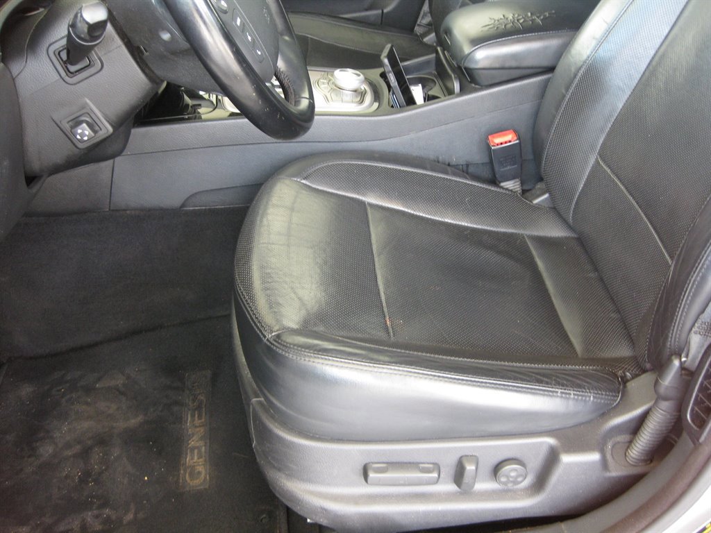 Used 2013 Hyundai Genesis 3.8 w/ Technology Pkg RWD image 22