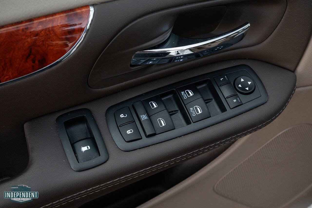 Used 2014 Chrysler Town & Country Touring image 19
