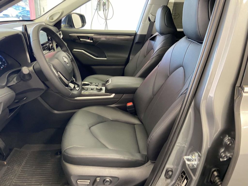 Used 2026 Toyota Highlander Limited image 17