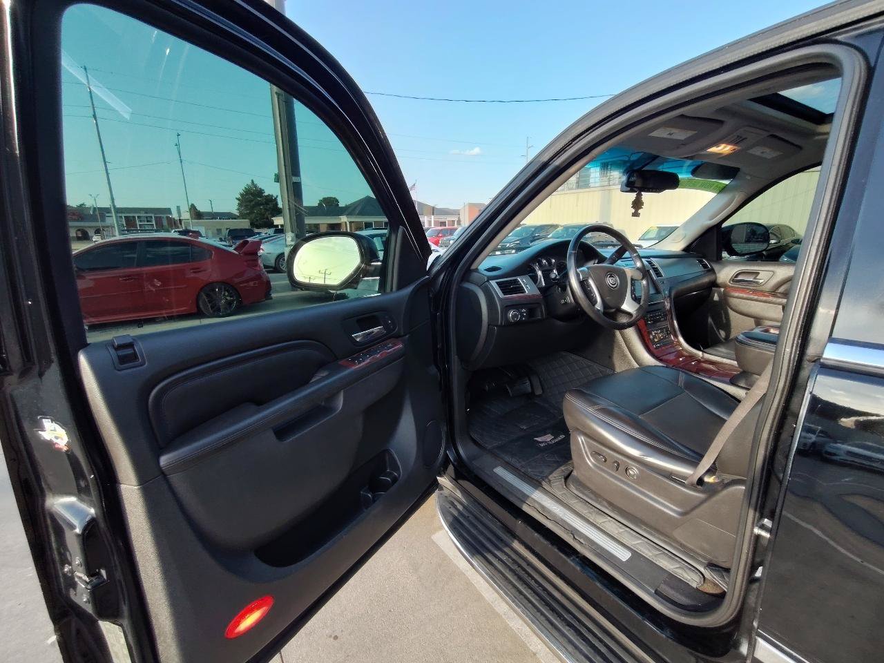 Used 2012 Cadillac Escalade Luxury RWD image 13