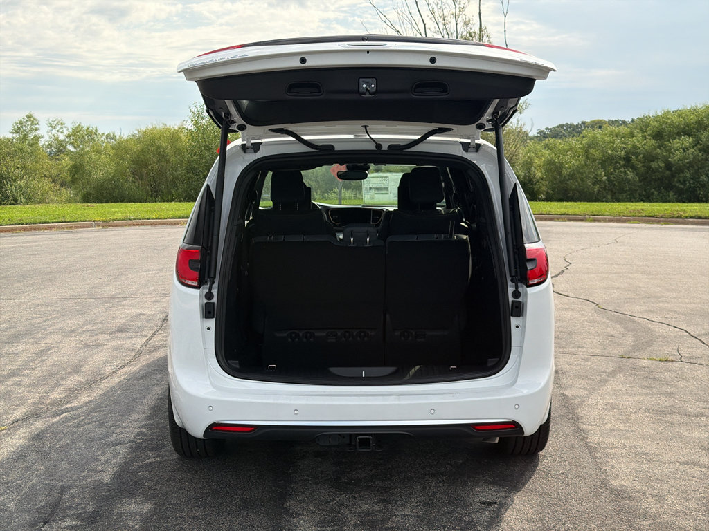 New 2027 Chrysler Pacifica Pinnacle w/ Theater Group AWD/4WD image 35