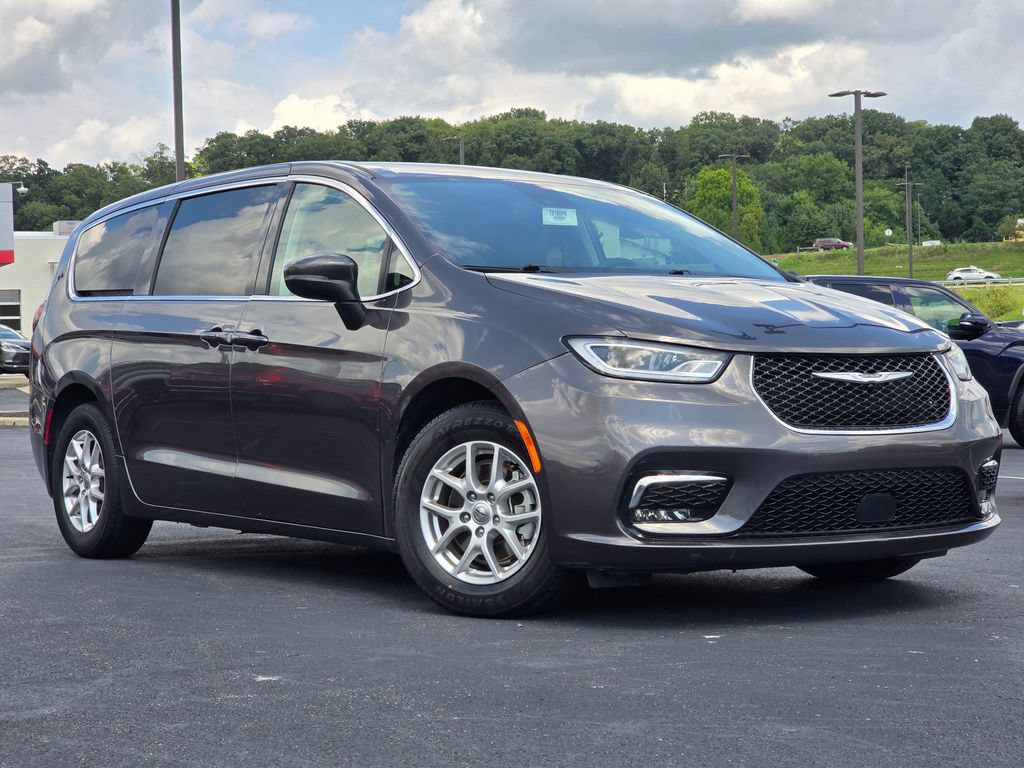 Used 2023 Chrysler Pacifica Touring-L FWD image 2