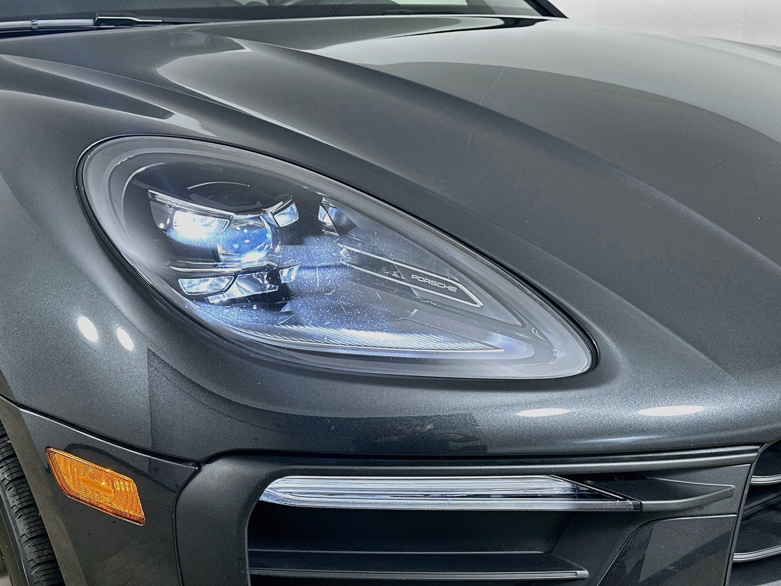Certified 2022 Porsche Macan AWD/4WD image 9