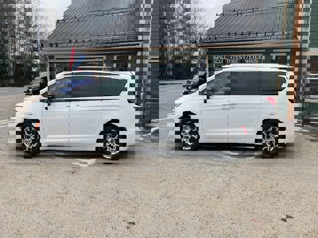 Used 2024 Chrysler Pacifica Touring-L image 10