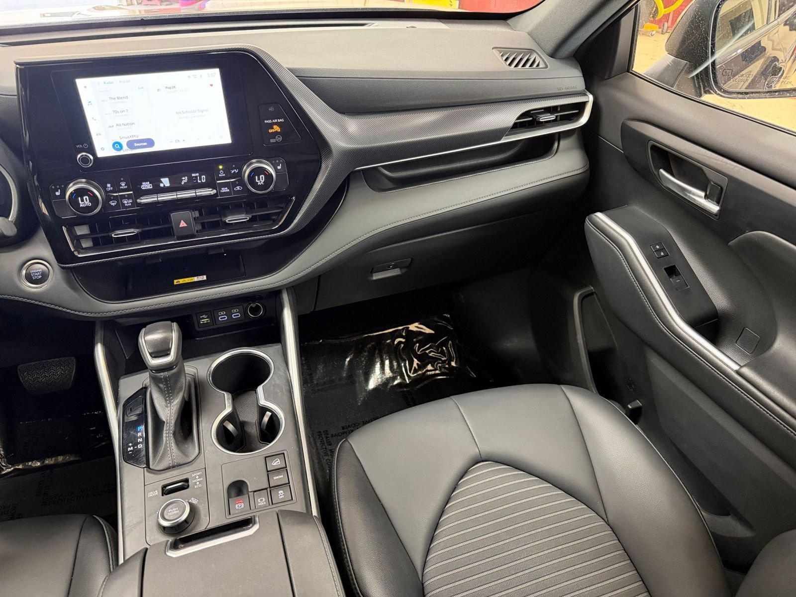 Used 2025 Toyota Highlander XSE AWD/4WD image 38